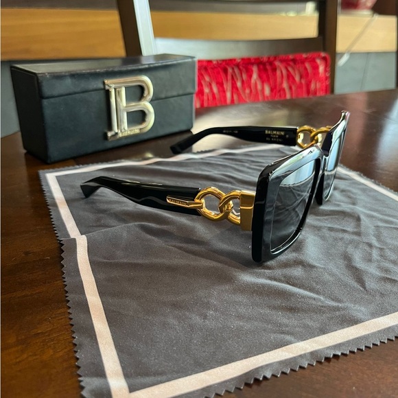 Brand new only have been worn once no scratches comes with case and cloth - Picture 6 of 8